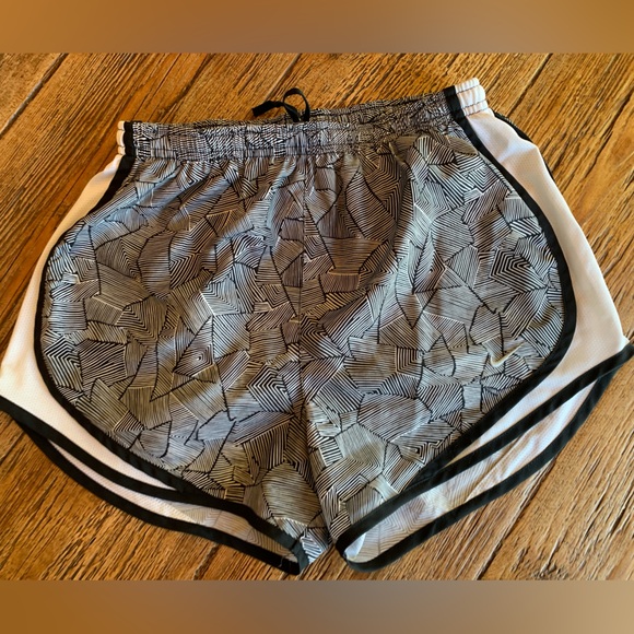 Nike Dry Fit Women’s Shorts Size Small with Black & White Herringbone Pattern - Picture 2 of 3